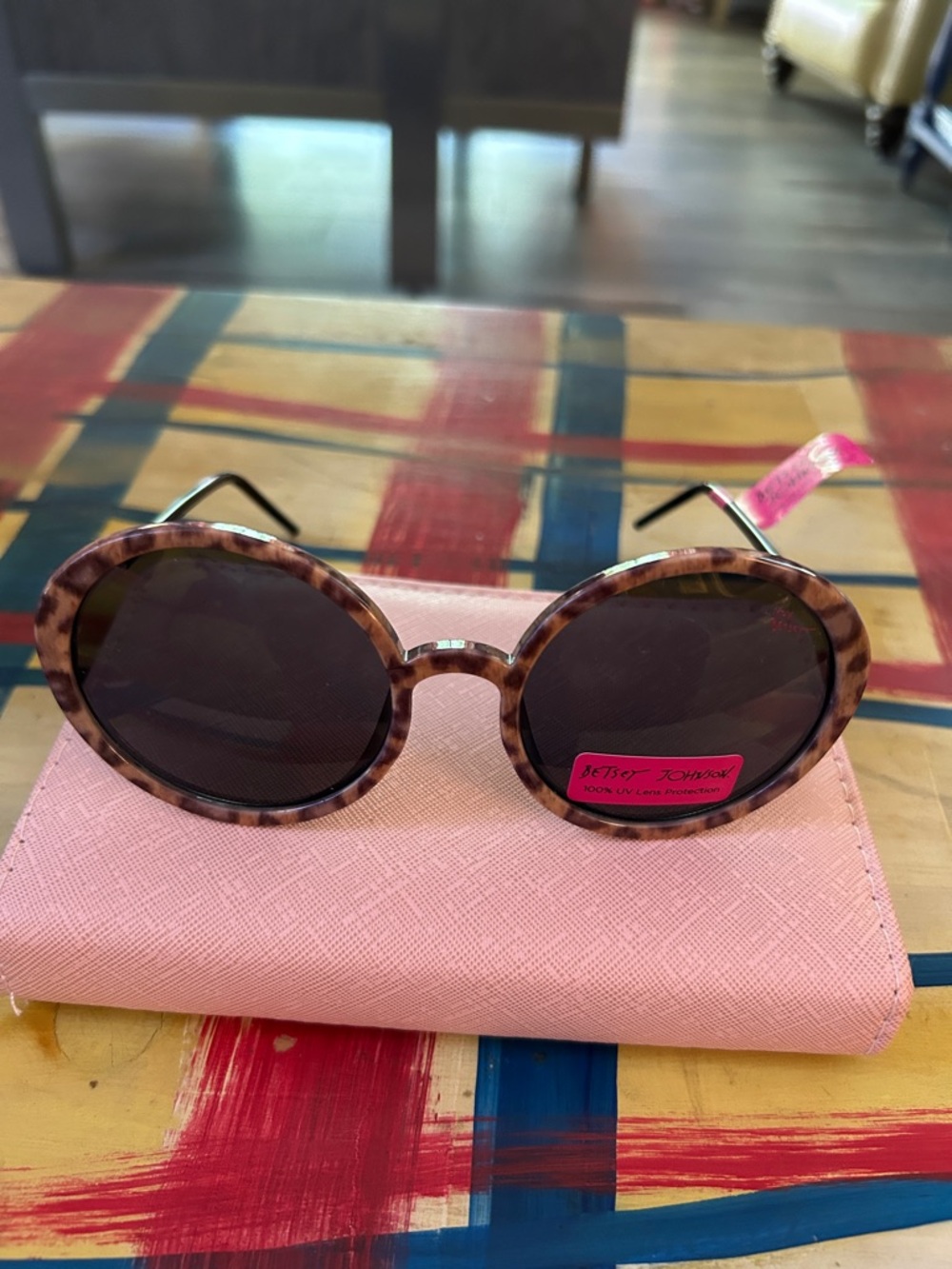 Women's Round Leopard Print Sunglasses - Light/Dark brown Black and Gold Arms